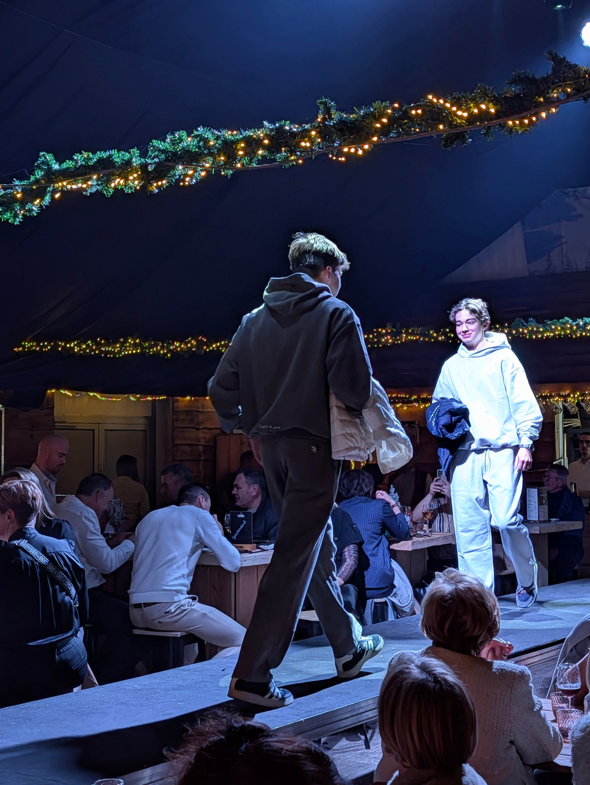 Twee Streep tracksuits op de catwalk