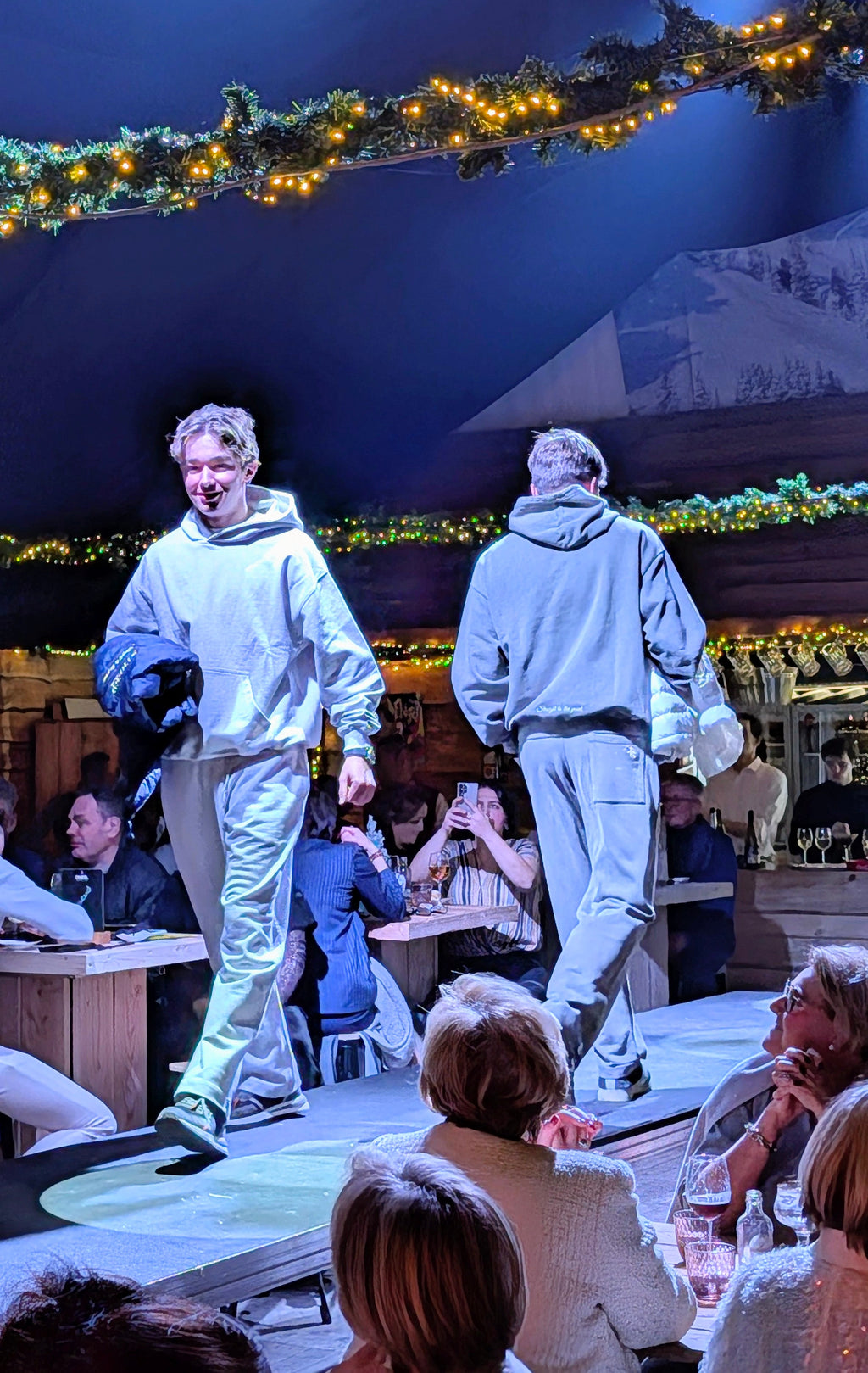 Streep tracksuit op de catwalk — Light Grey en donkere variant
